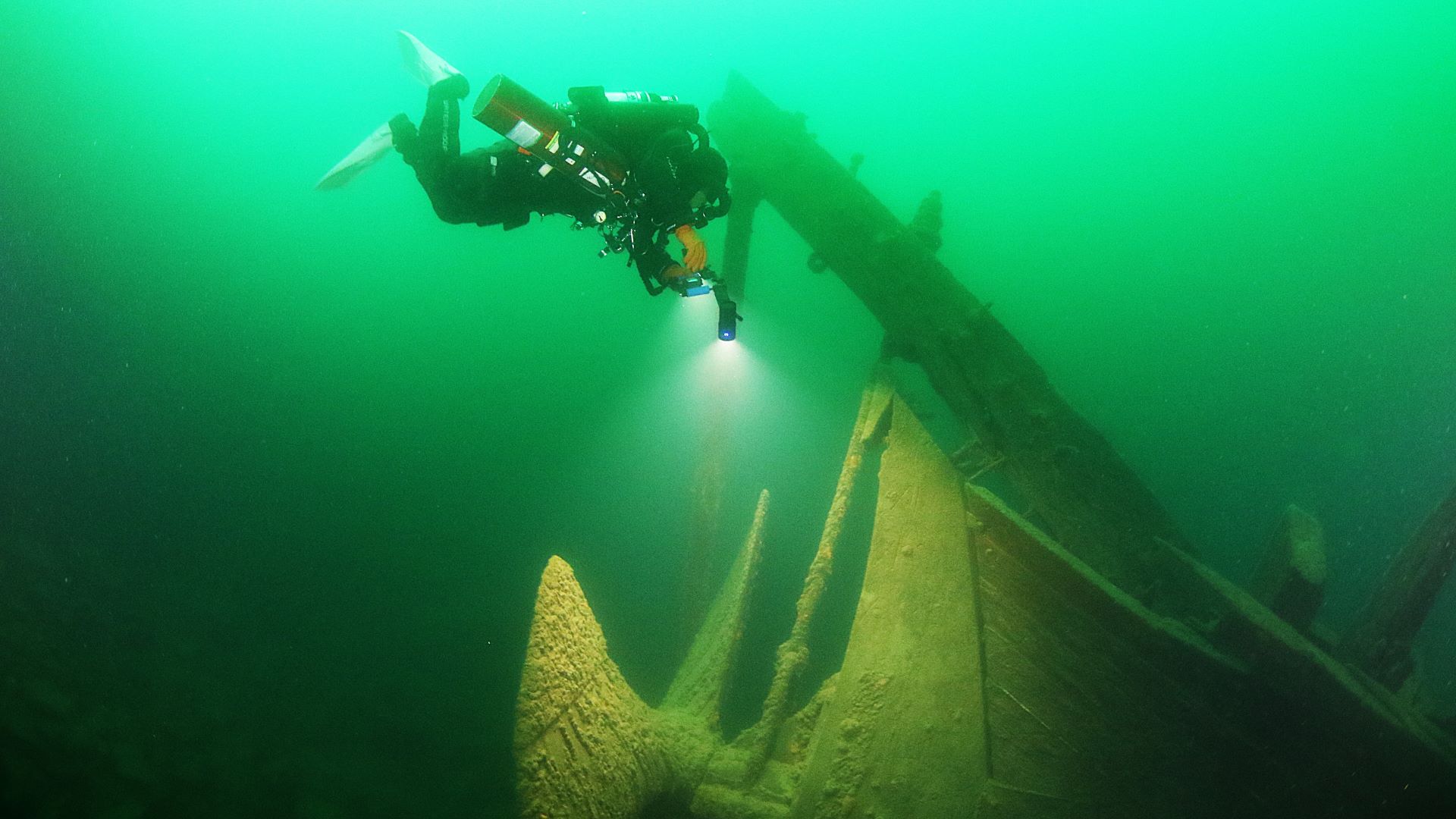 Diver descending onto a Great Lakes wreck