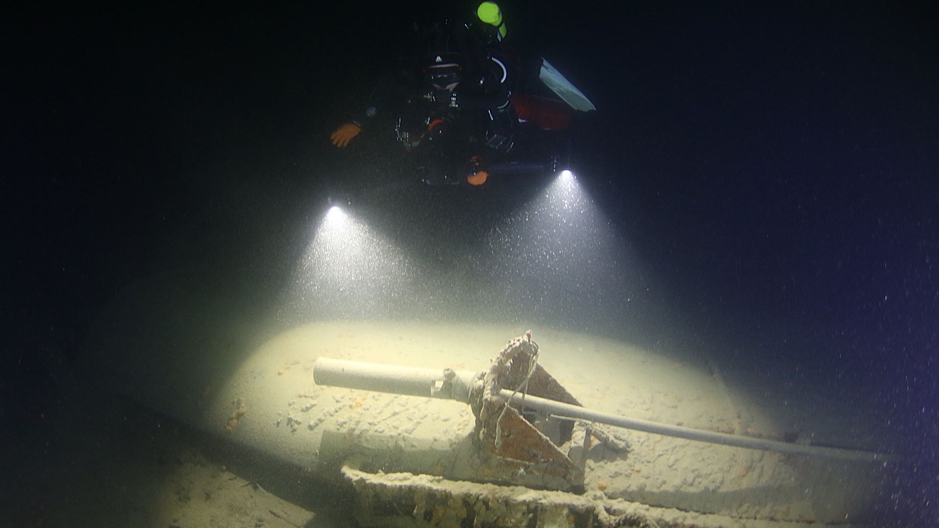 Diver building toward wreck diving