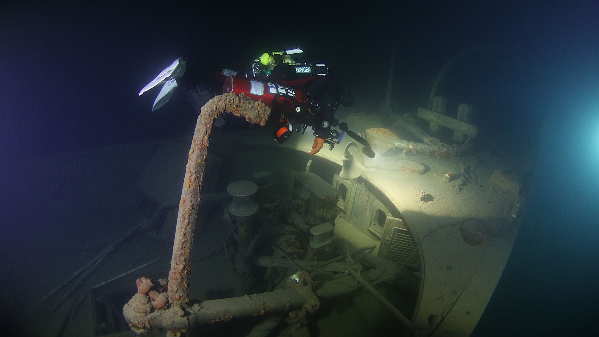 Diver with line and light in wreck environment
