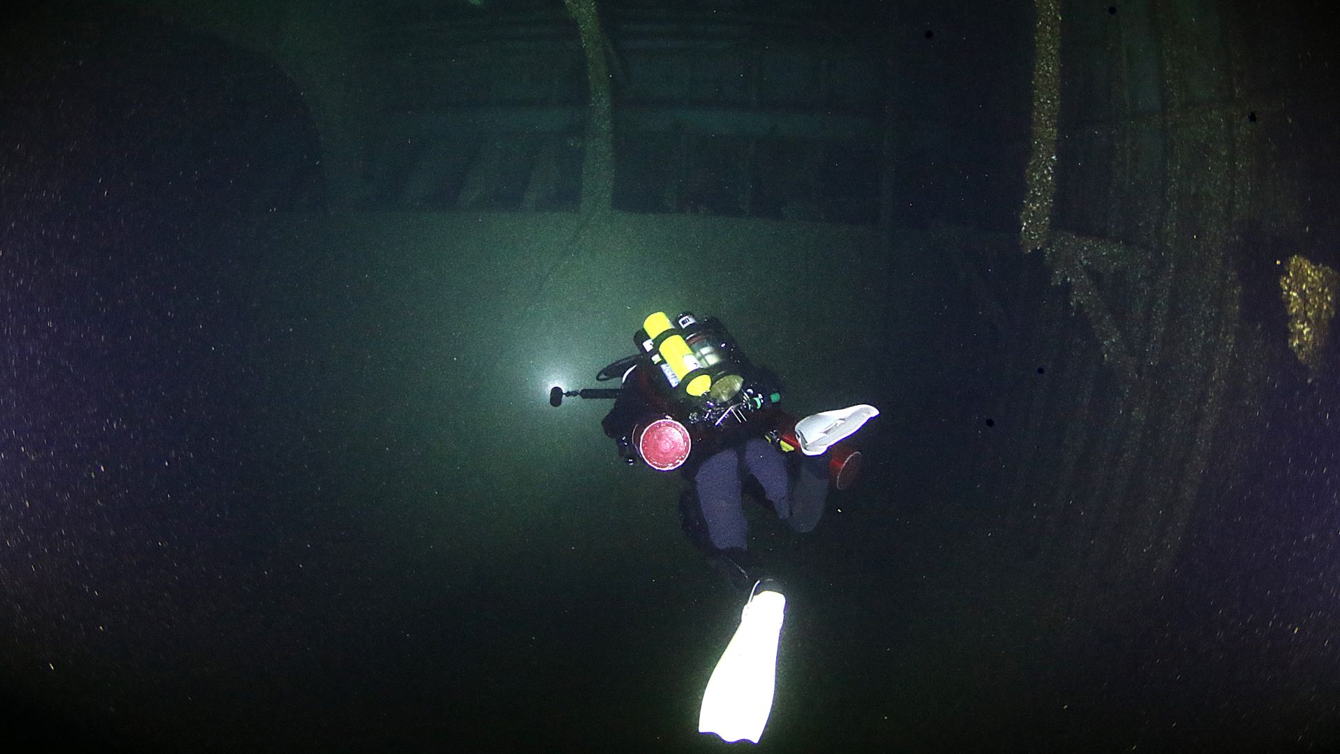 Cold-water wreck dive team